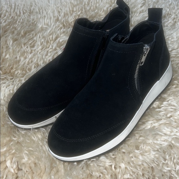 Blondo Ellorie Women's Waterproof Wedge Sneaker - Picture 4 of 7